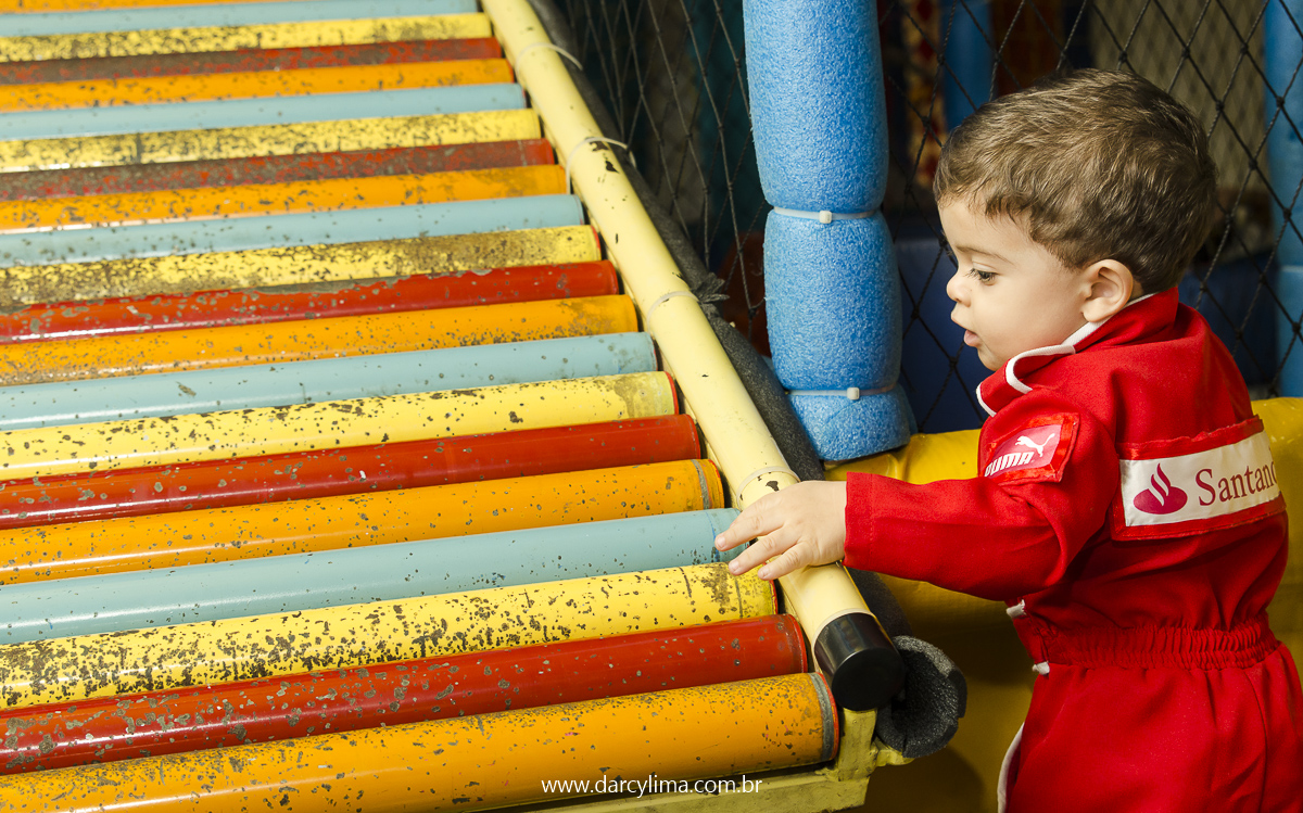 Bernardo brincando com no parque