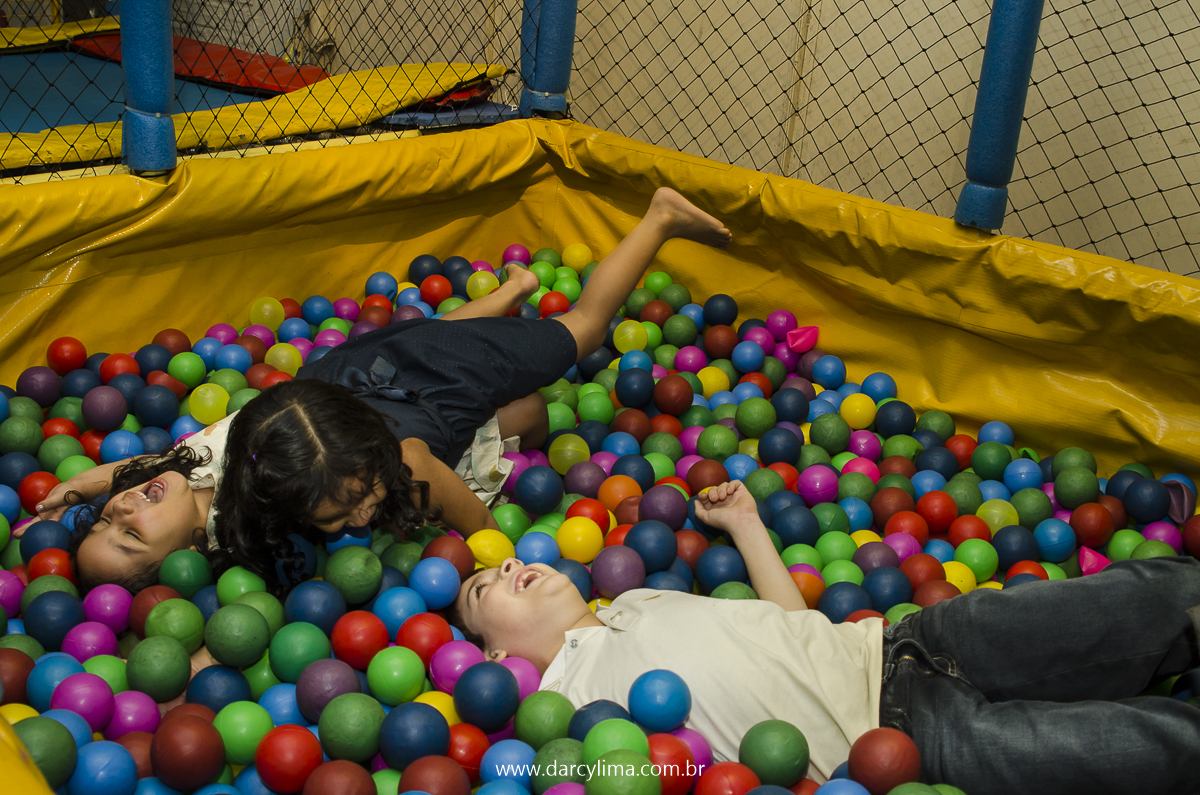 crianças brincando na festa