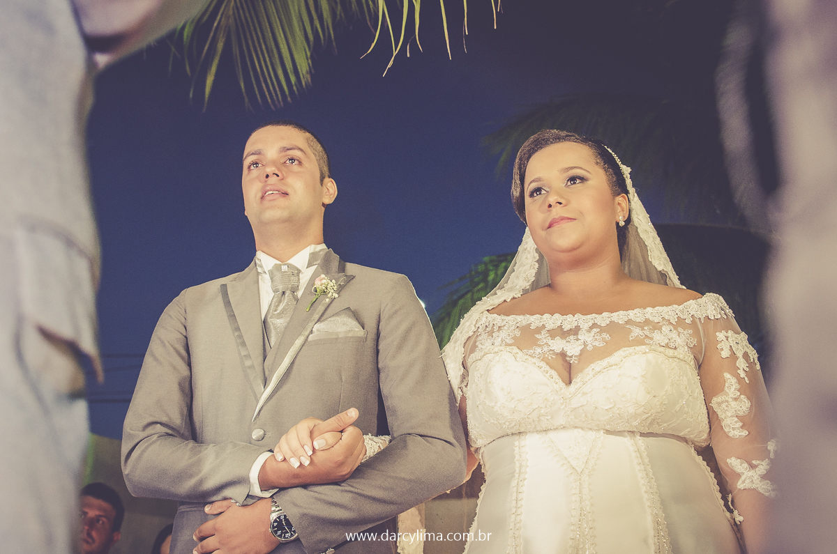 casal de noivos emocionados