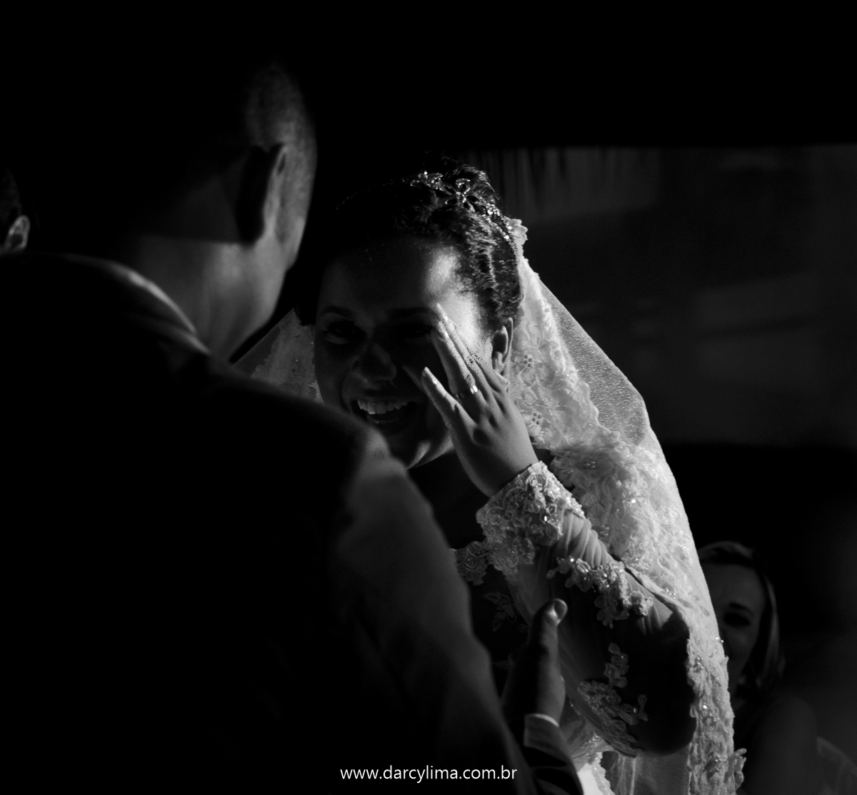 noivos numa fotografia preto e branco olhando um para o outro