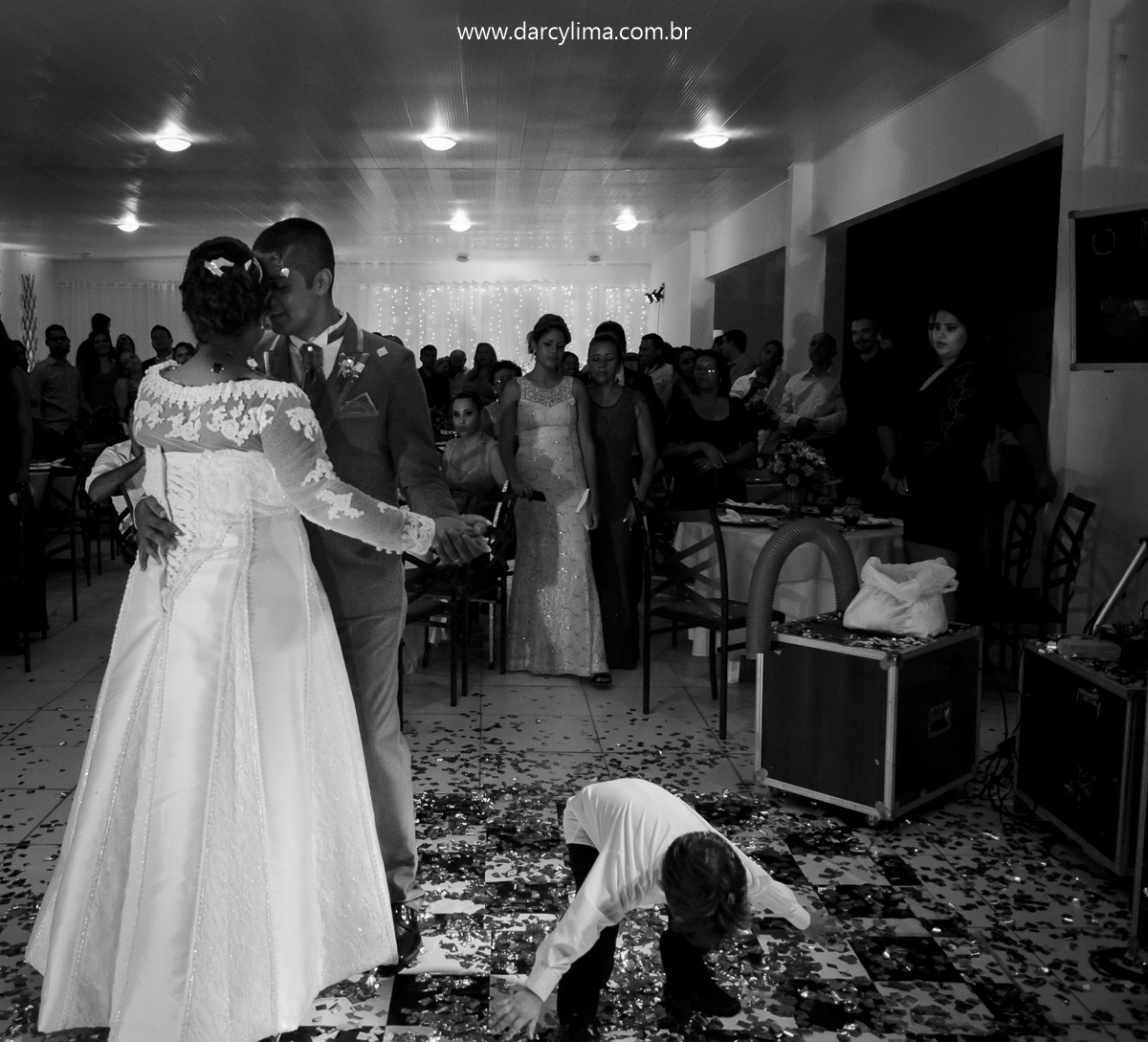 criança rouba a cena na primeira dança do casal