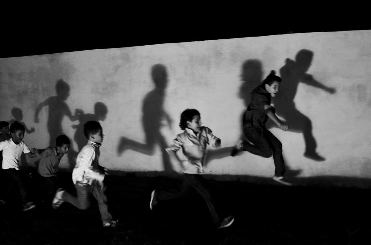 crianças brincando de corrida no casamento
