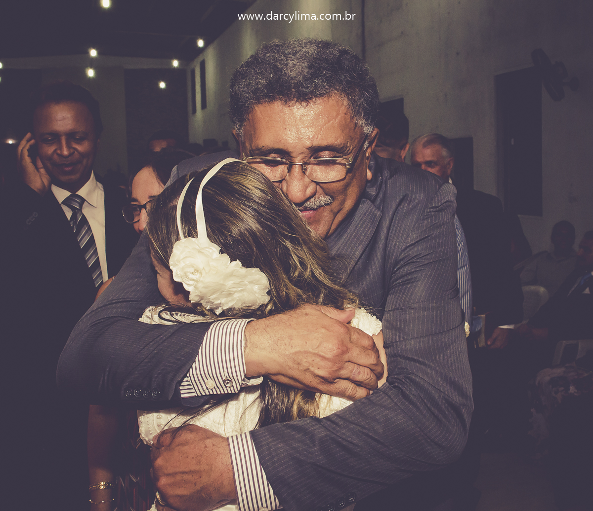 noiva cumprimenta um convidado