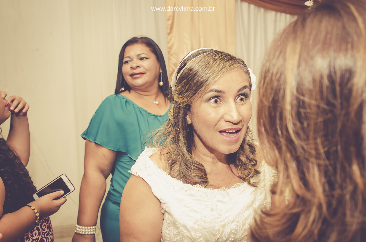 noiva faz cara de espanto durante o dialogo