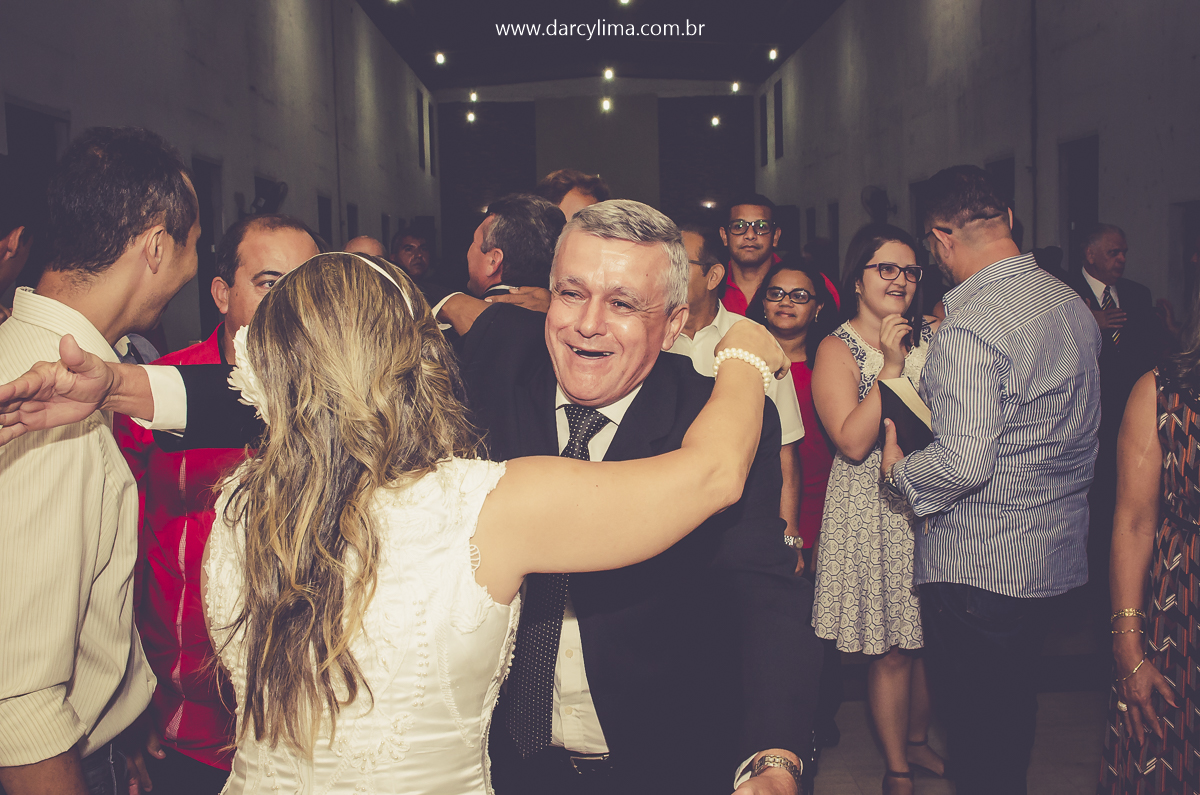 noiva cumprimenta um convidado