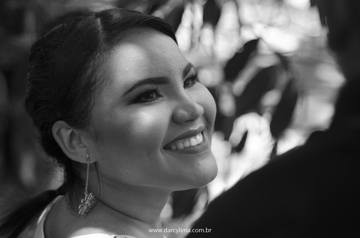 noiva sorrindo num retrato preto e branco