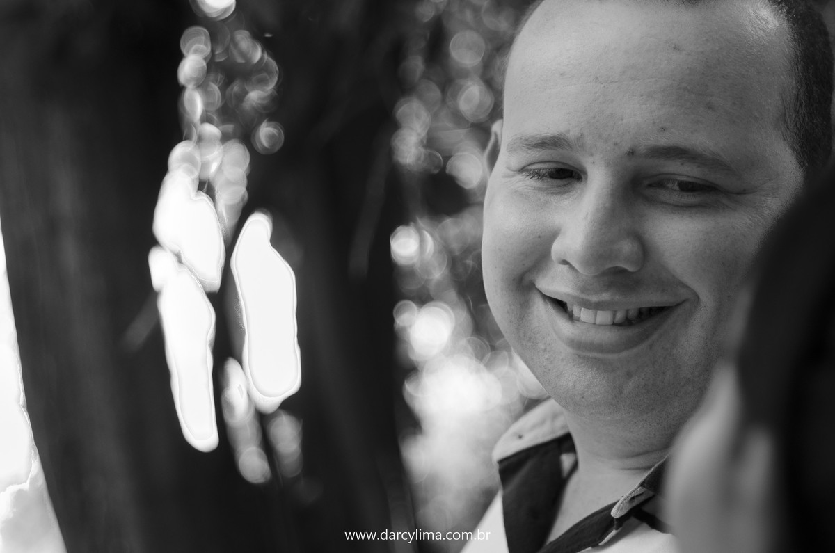 noivo olhando para noiva e sorrindo numa fotografia preto e branco