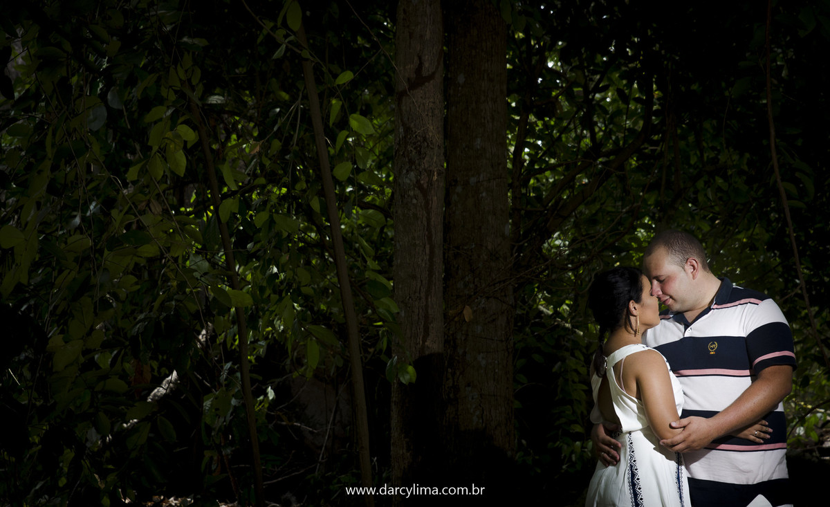 casal no meio das arvores
