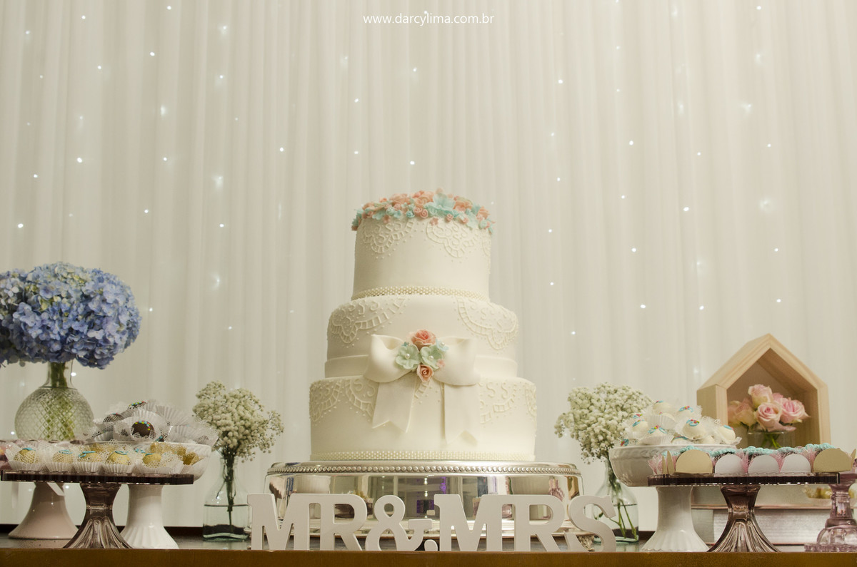 foto do bolo de casamento decoração estilo retro realizada pela empresa fina festa