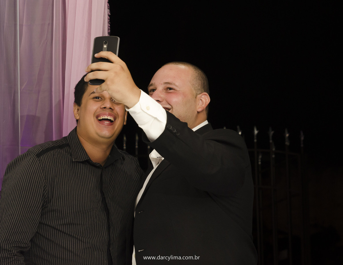 Selfie do noivo com um amigo convidado