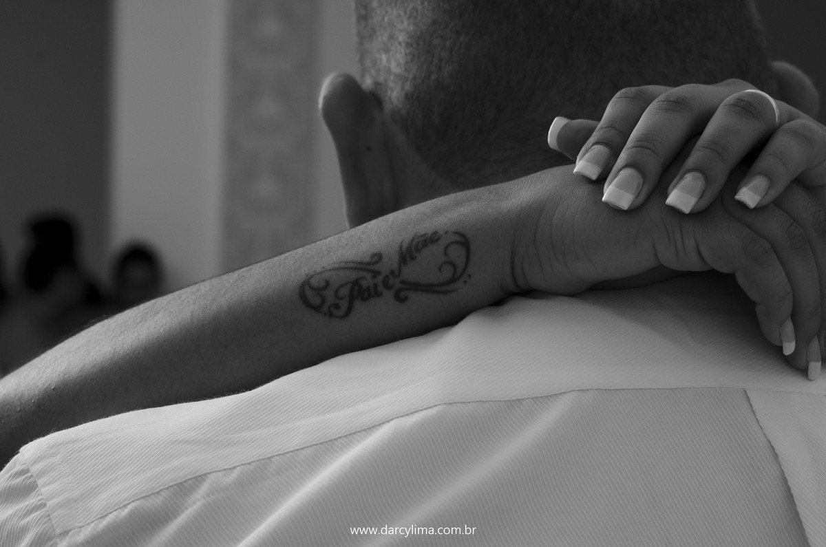fotografia da tatuagem da noiva ao homanagear seu pais