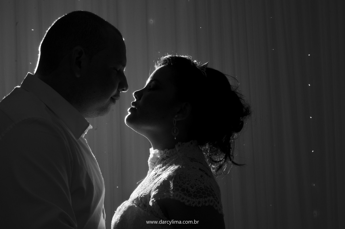 retrato dos noivos com uma luz de recorte