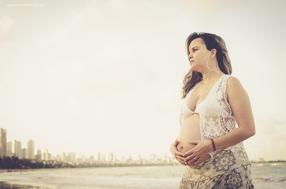 gestante pegando em sua barriga