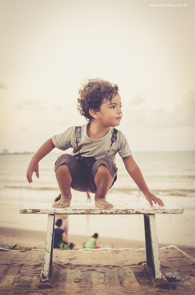 Heitor brincando de surfar