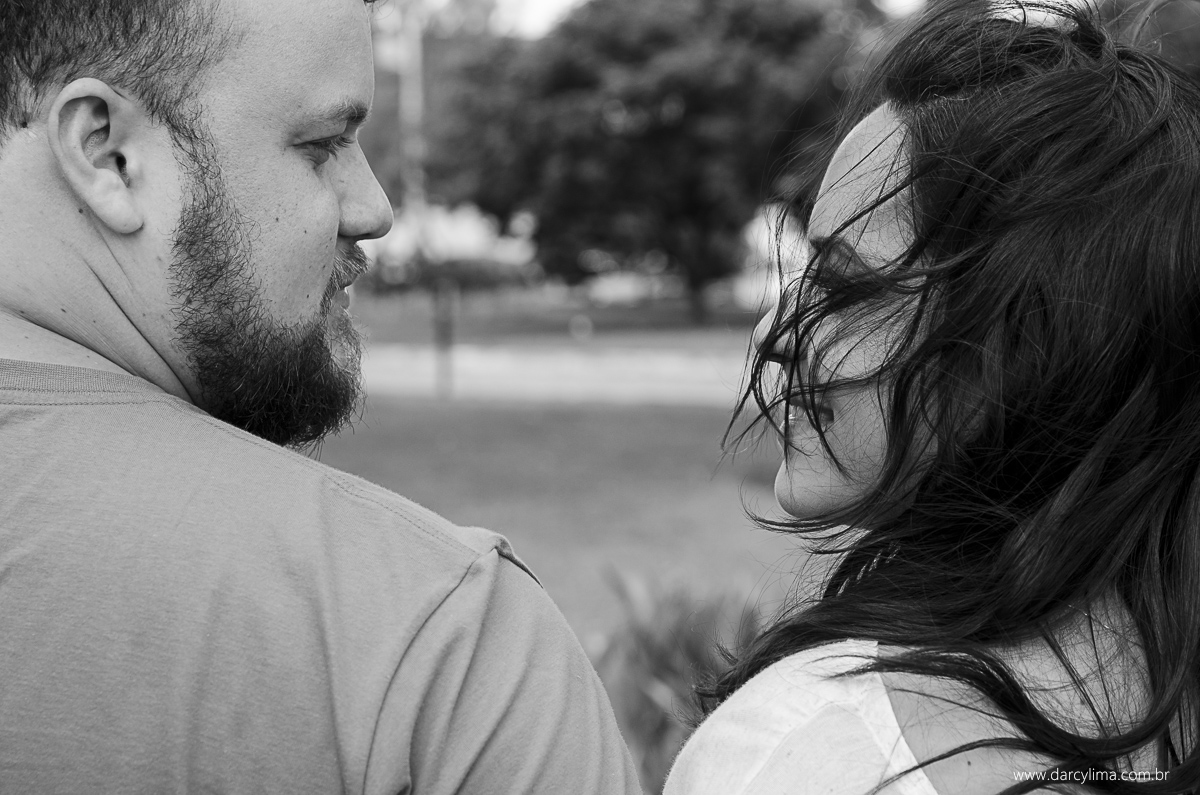 fotografia em preto e branco onde o casal esta se olhando