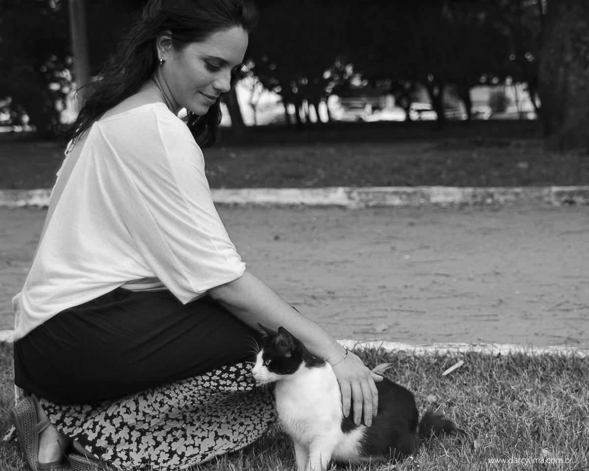 gravida encontra um gatinho e faz carinho nele