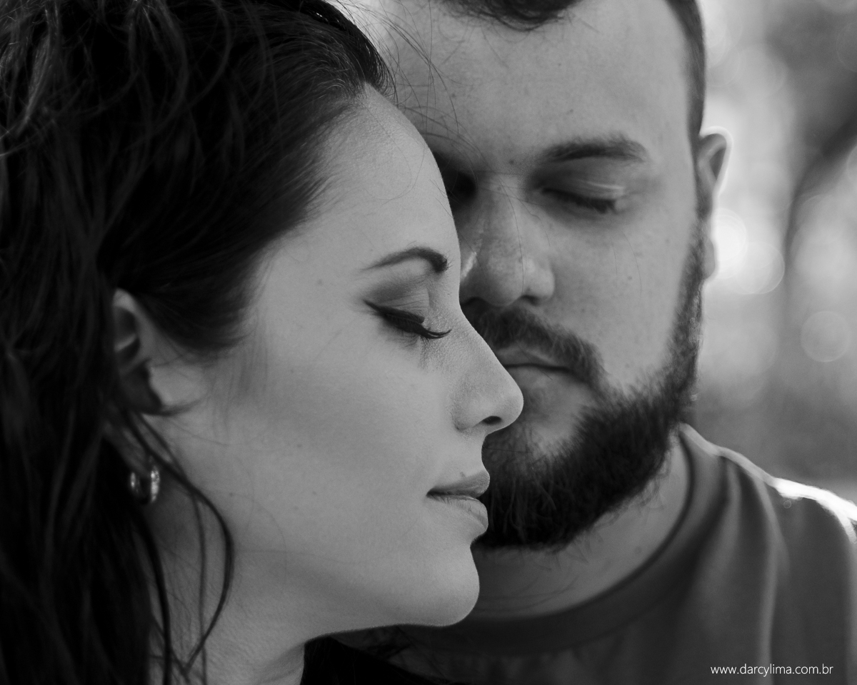 casal fotografados de perfil com os olhos felhado
