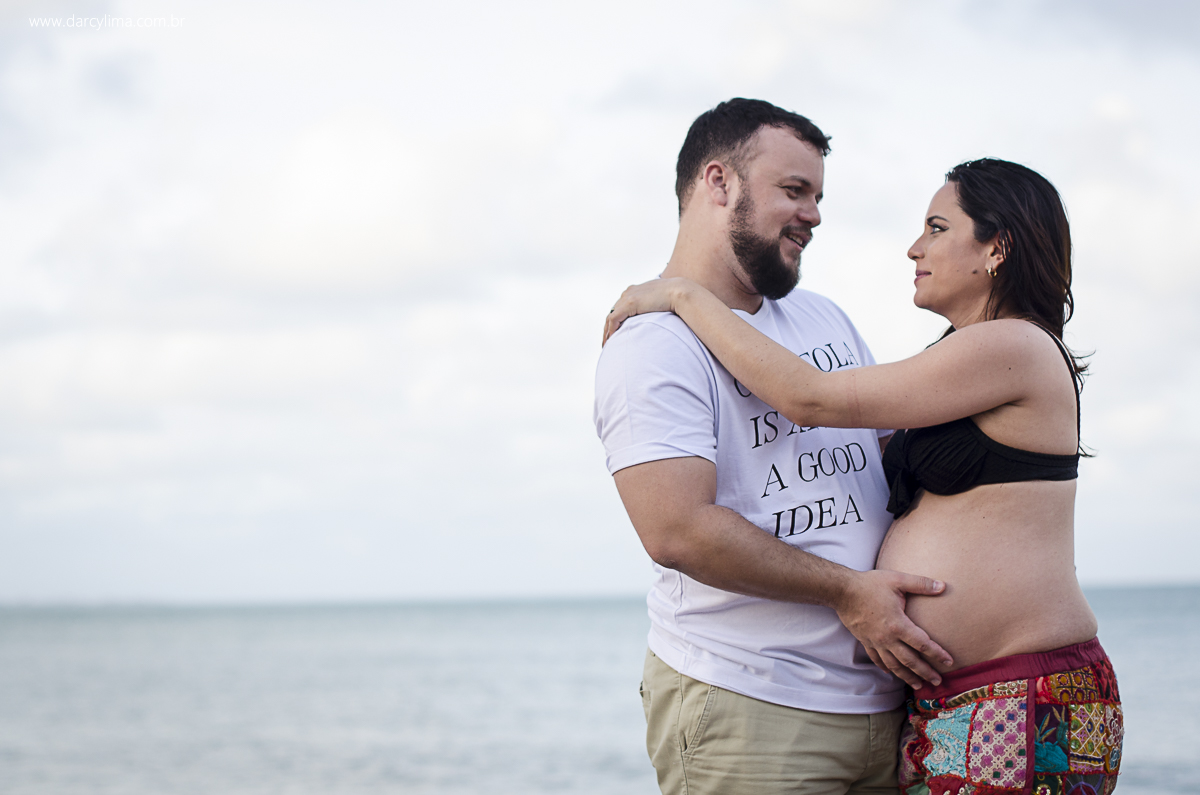 casal troca sorrisos na praia de cabo branco
