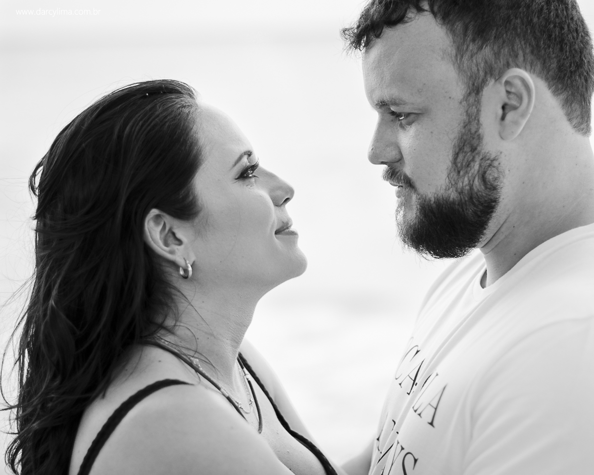 lindo retrato em preto e branco onde mostra o casal se olhando fixamente