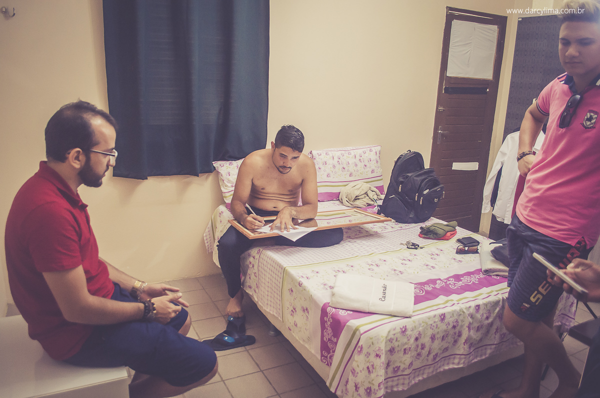 irmãos no quarto no making of do noivo
