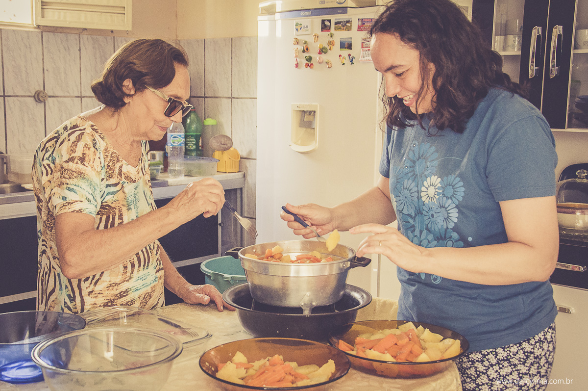 prepração do almoço em familia