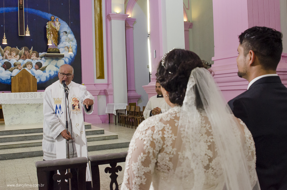 noivos no altar