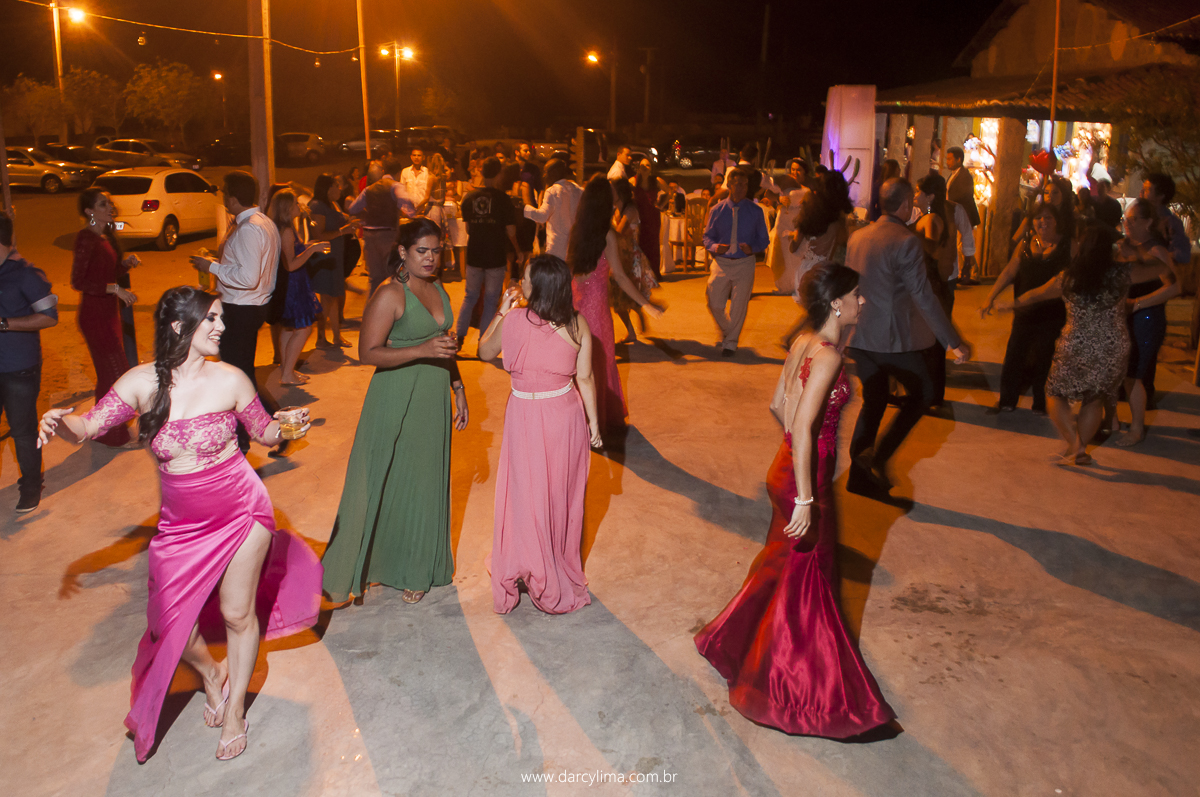 mulheres dançando na festa