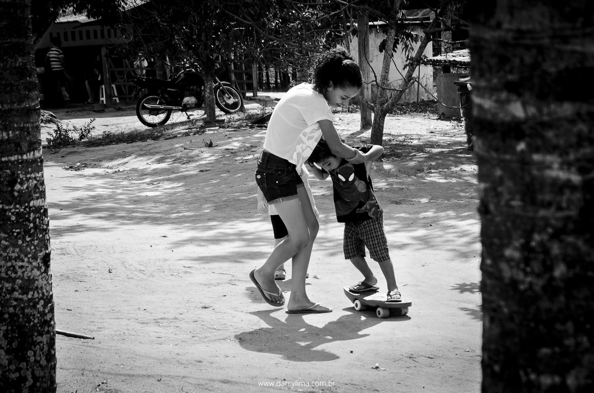 criança andando de skate