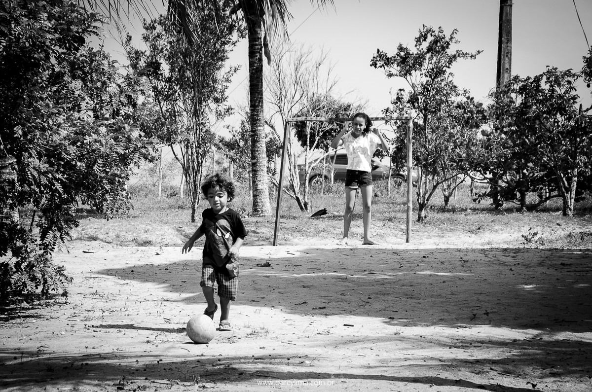 jogo de futebol no campo de areia