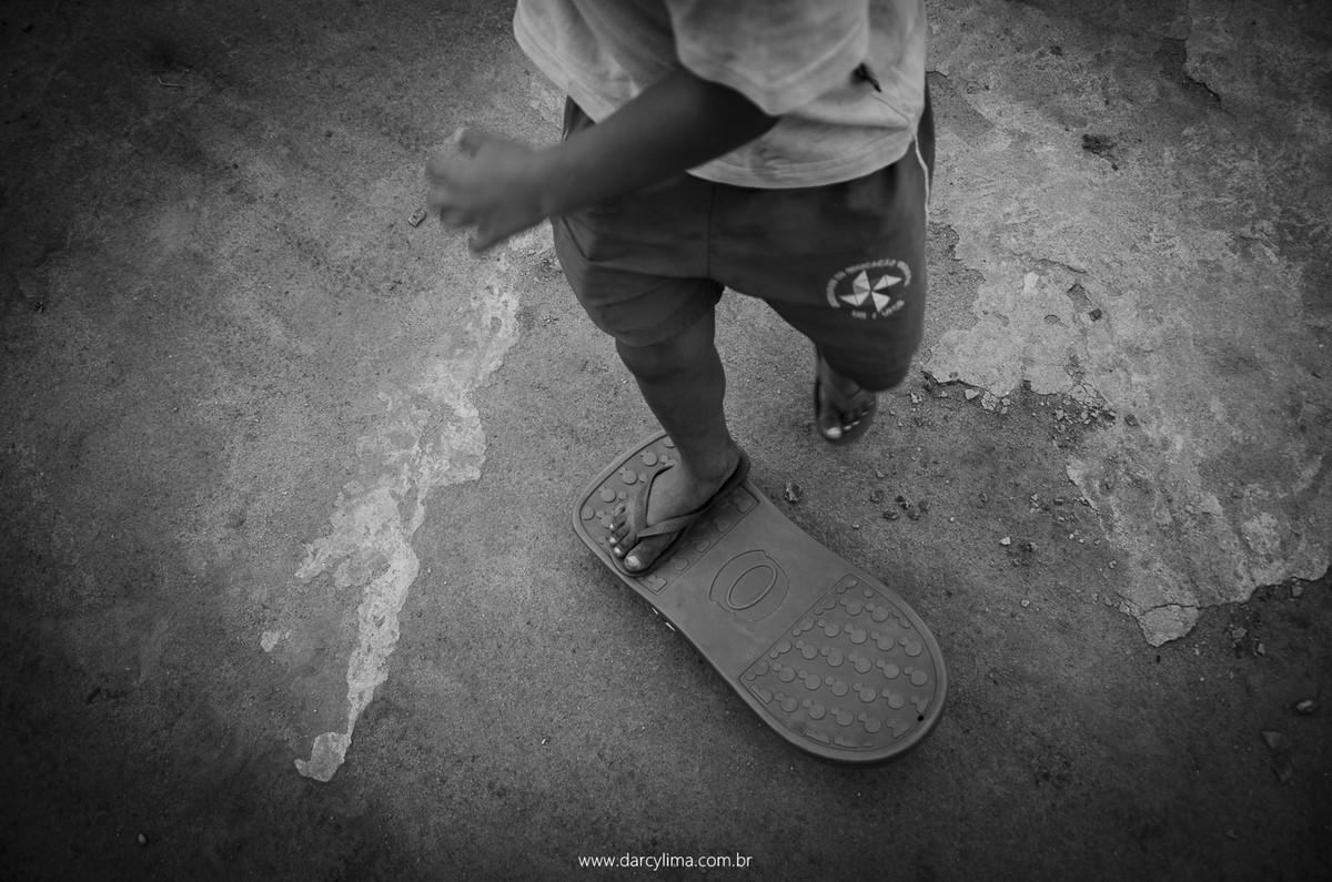 menino anadando de skate