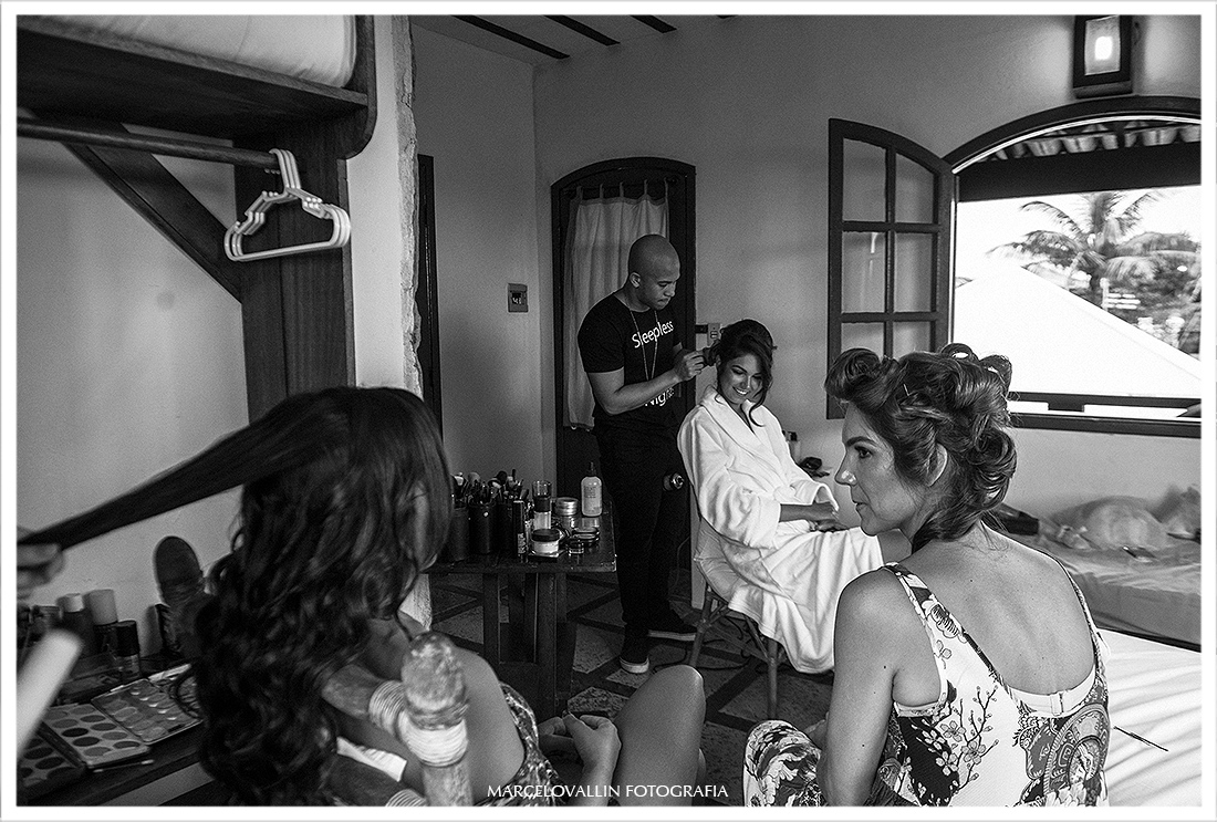Foto do Walter Lobato fazendo make da noiva