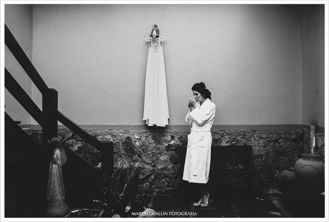 Foto da Noiva ao lado do vestido