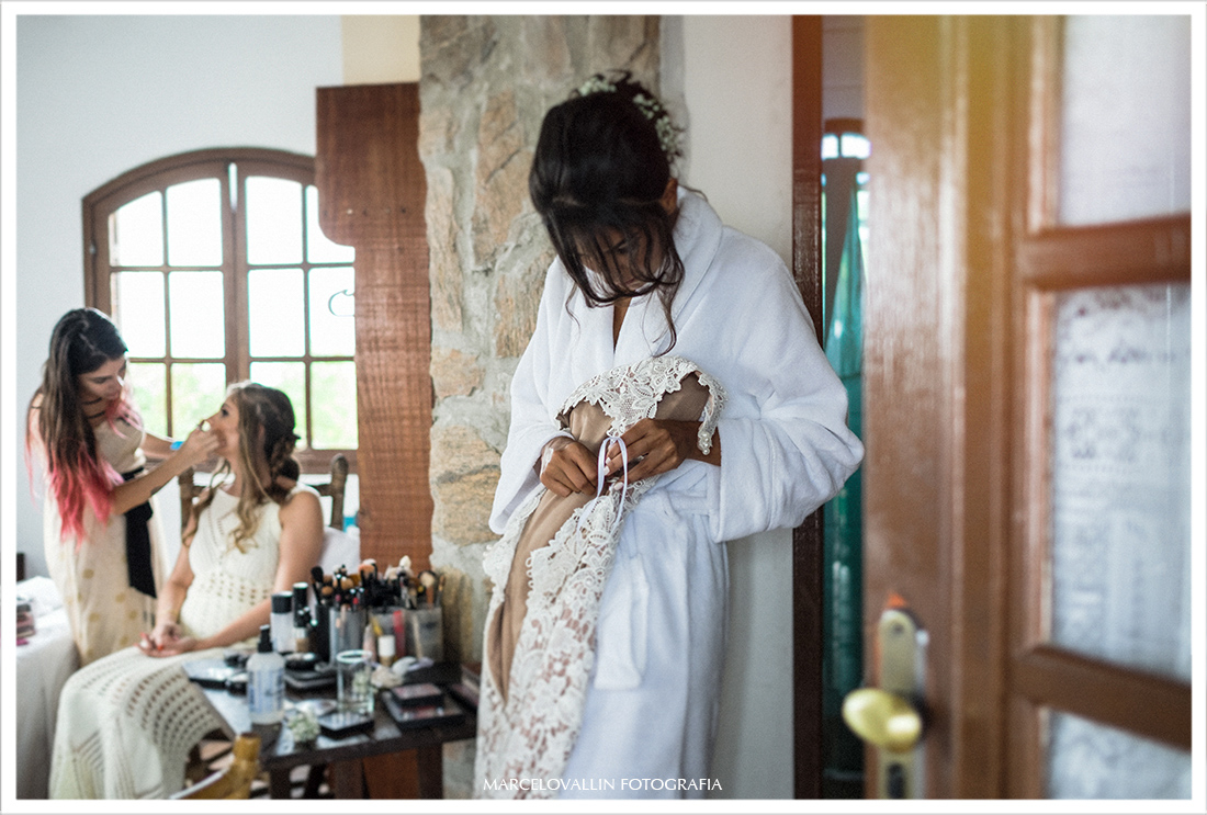 Foto a noiva segurando o vestido de noiva