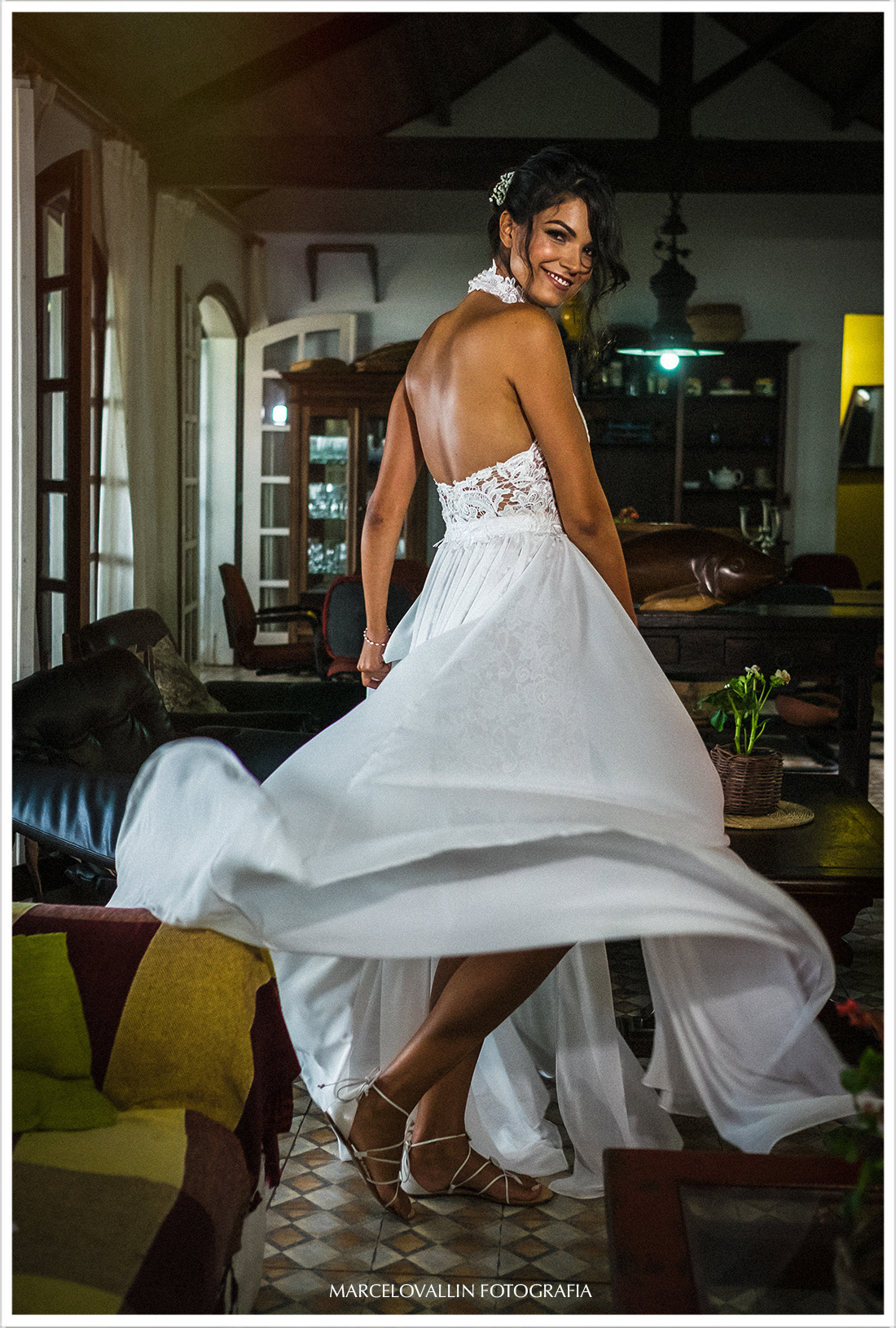 Noiva rodando o vestido