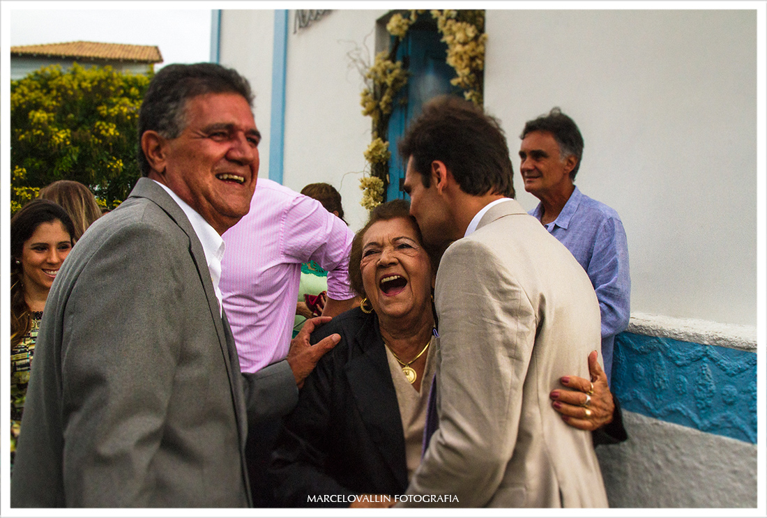 Foto do noivo beijando a vó na porta da igreja