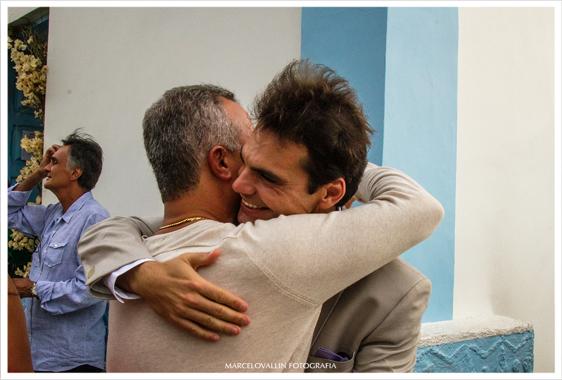 Noivo recepcionando os convidados na igreja