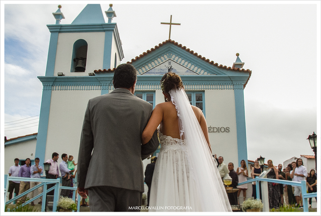 Foto da noiva entrando na Igreja Nossa Senhora dos Remédios