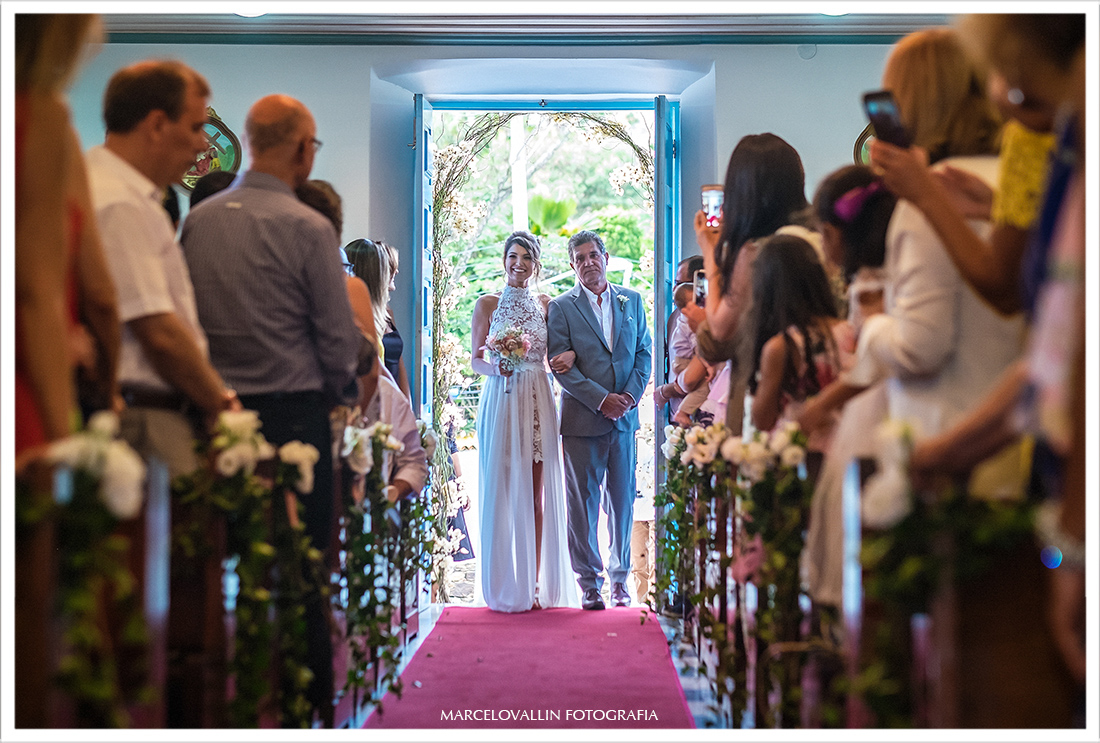 Noiva entrando na Igreja em Arraial do Cabo