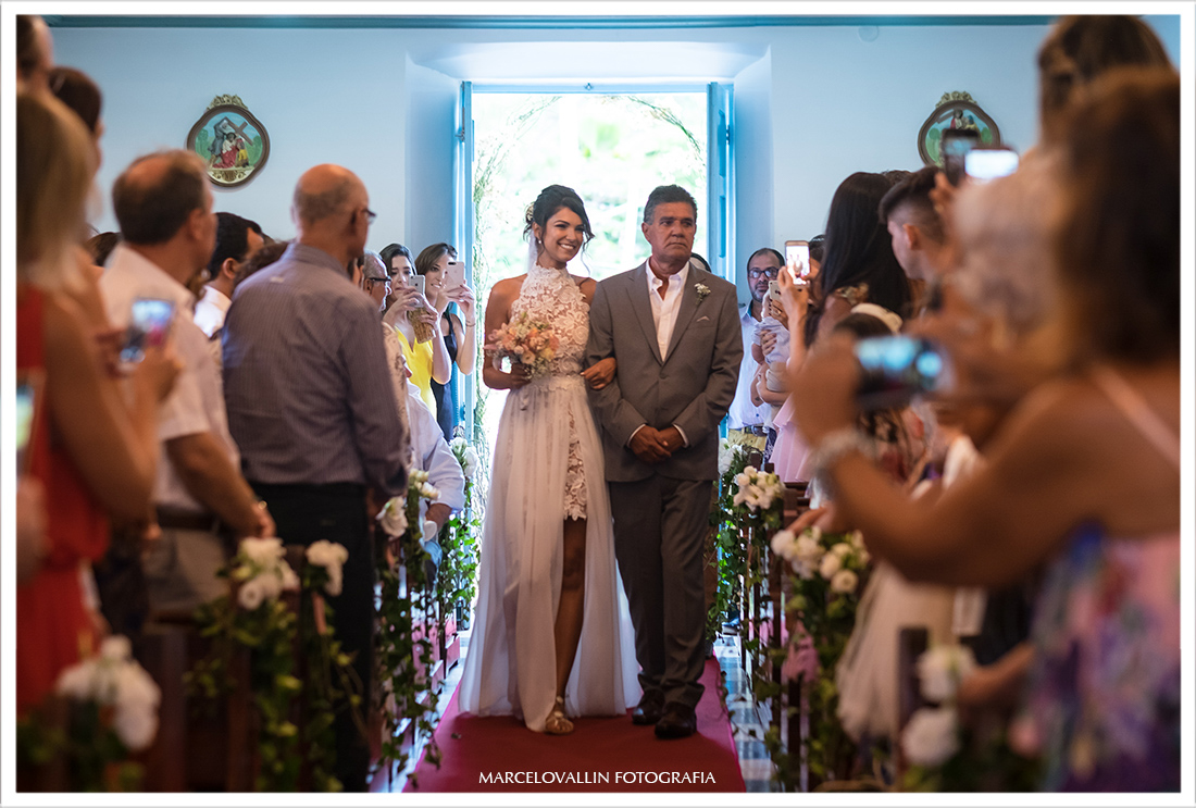 Foto da noiva entrando na Igreja com seu pai em Arraial do cabo