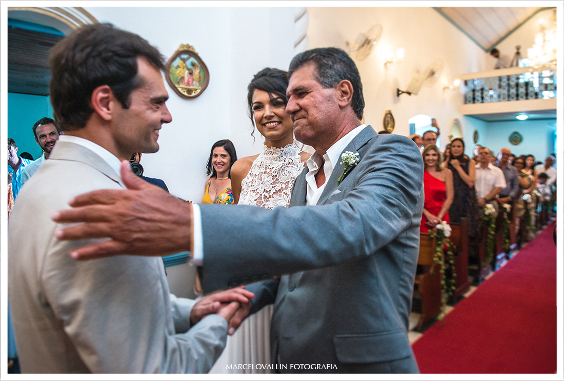 Noivo recebendo a Noiva no altar da igreja Nossa Senhora dos Remédios