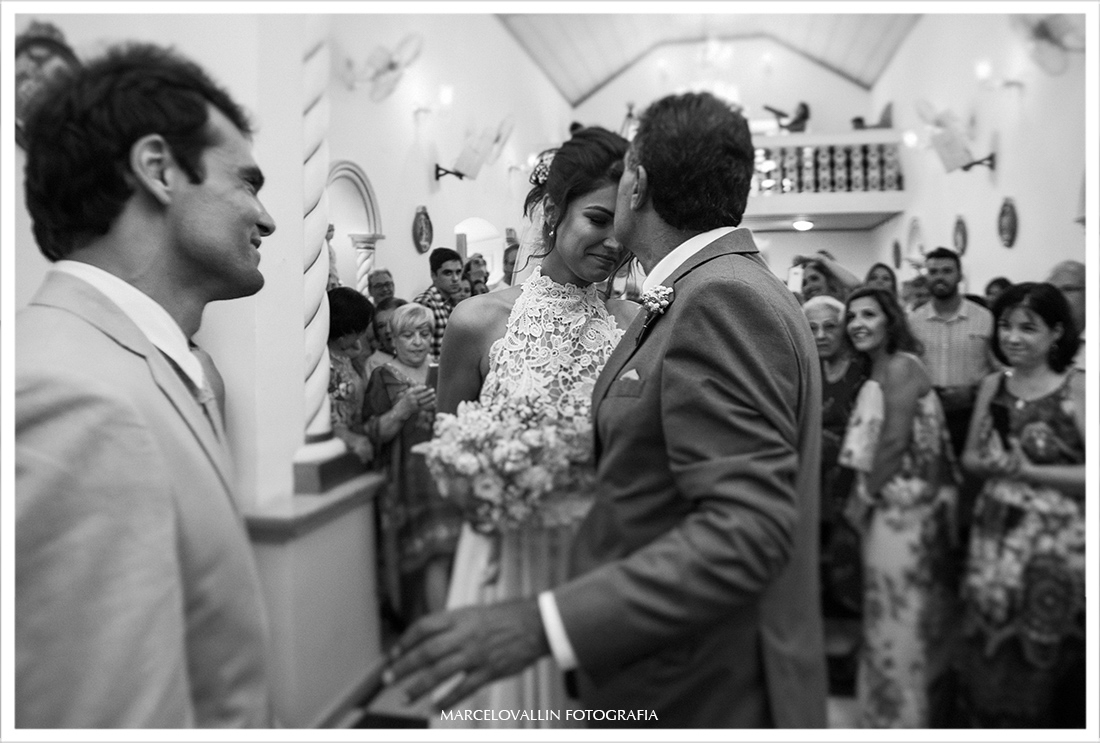 Noiva recebendo um beijo na testa do pai na Igreja em Arraial do cabo