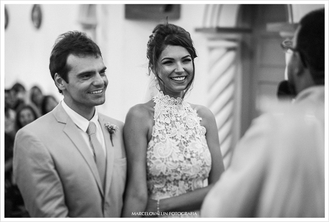 Casamento na praia, noiva sorrindo na cerimonia de casamento