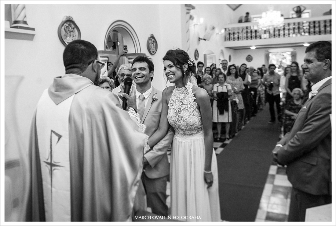 Noivos sorrindo na cerimonia de casamento