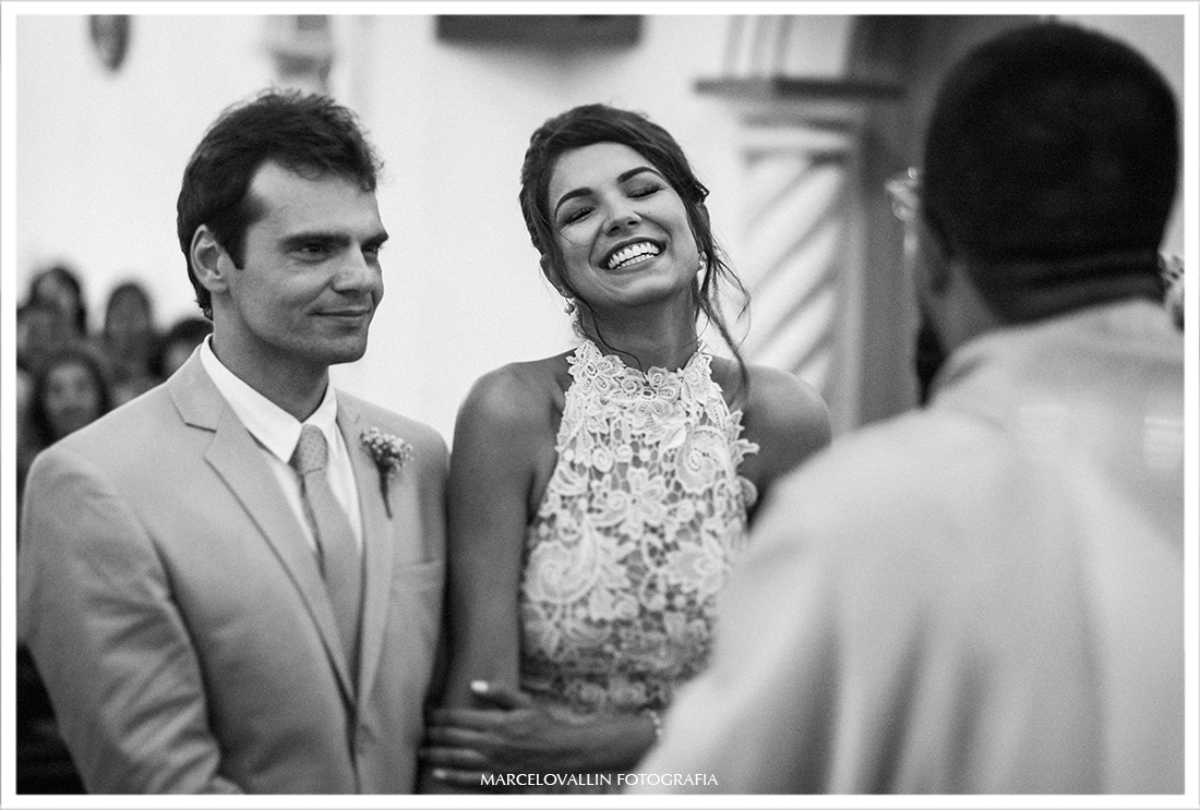 Noiva sorrindo na cerimonia de casamento em Arraial do Cabo