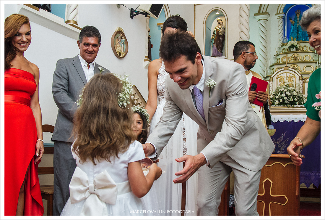 Noivo recebendo as alianças na igreja em Arraial do Cabo