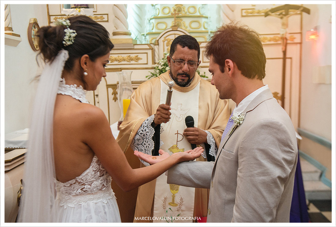 Padre abençoando as alianças de casamento