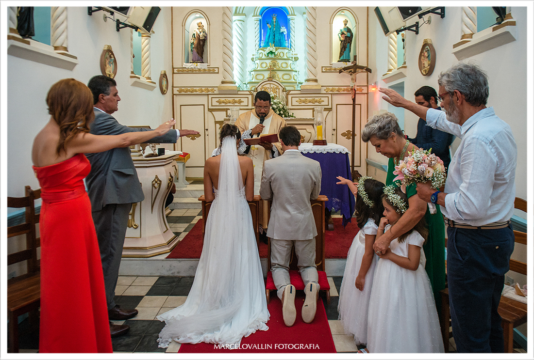 Noivos ajoelhados na igreja em Arraial do cabo
