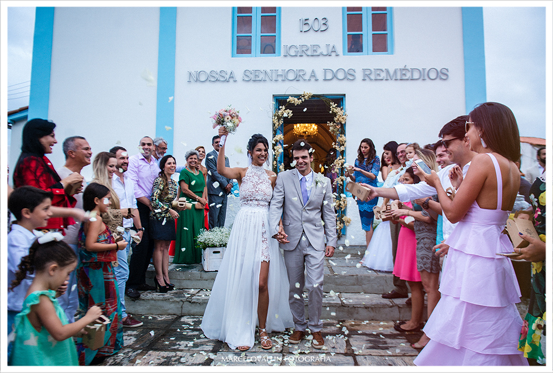 Chuva de pétalas de rosas na saída dos noivos da igreja em Arraial do Cabo