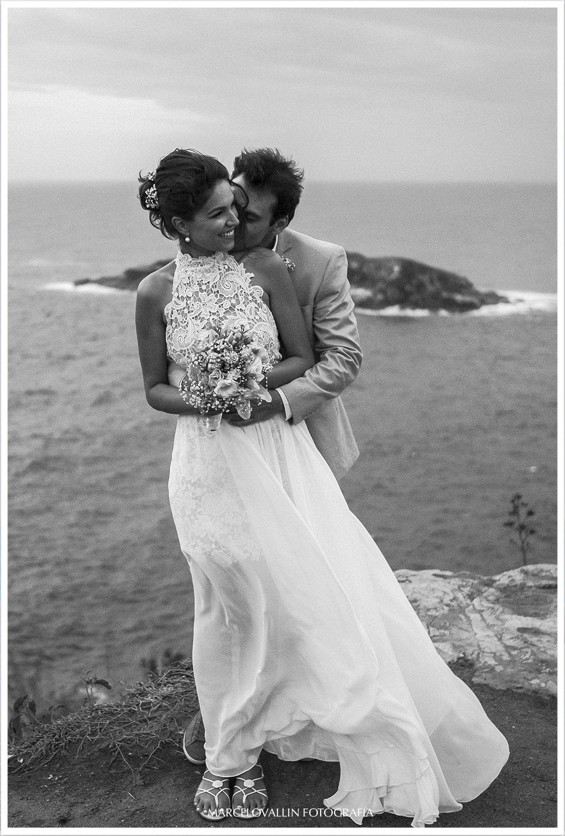 Foto de ensaio fotográfico pós casamento no mirante do por do sol de Arraial do cabo