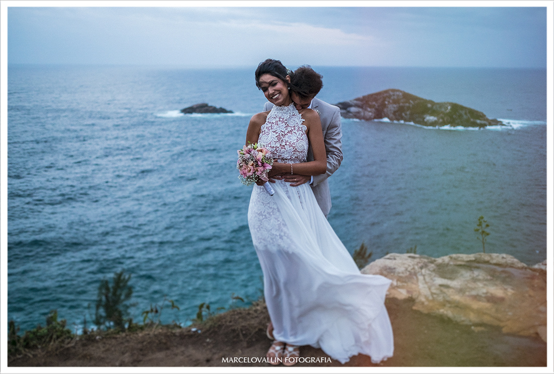 Fotos de noivos no Mirante em Arraial do Cabo